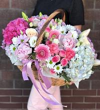 Композиция солнечный день в Коломыцево Цветочная композиция из Розы, Хризантемы, Пионы и Лизиантусы в корзине в Коломыцево