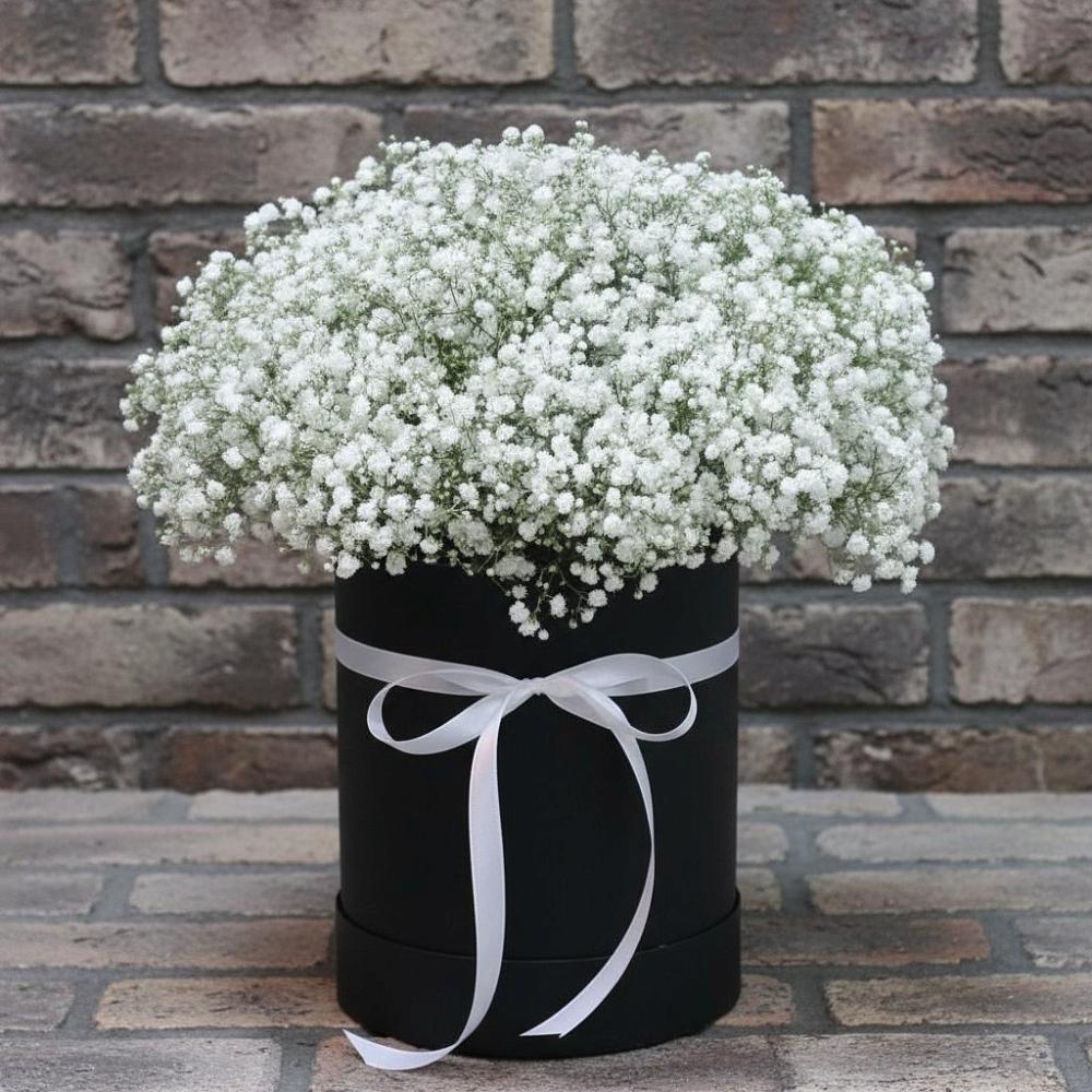 Цветочная композиция из Гипсофила в шляпной коробке в Коломыцево