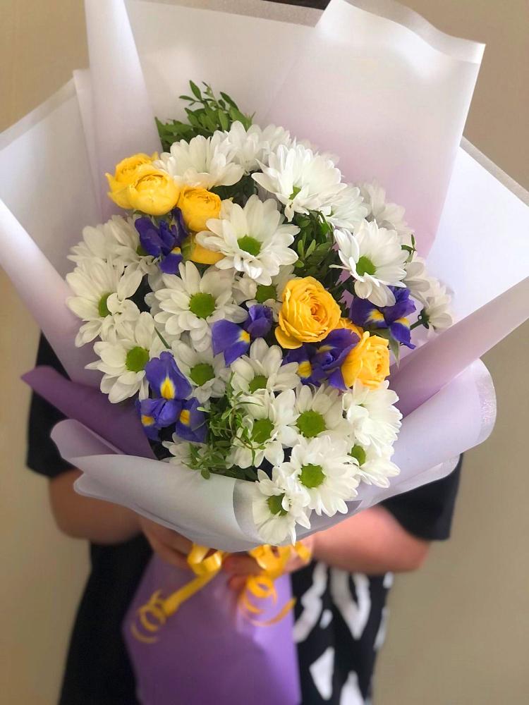 Букет цветов из: Ирисы, Хризантемы и Розы в Коломыцево