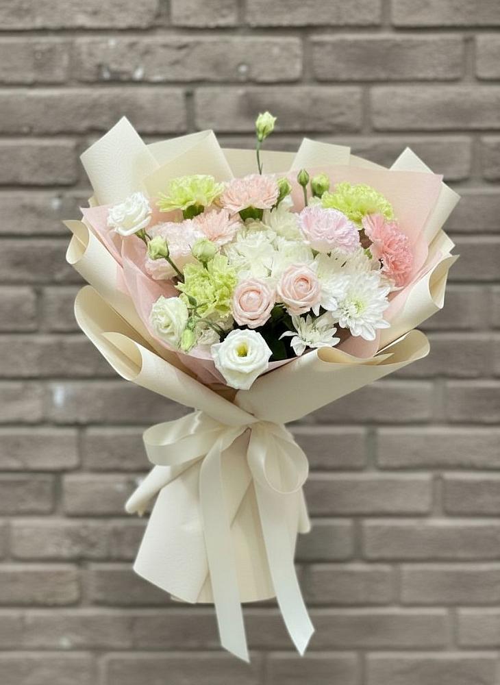 Букет цветов из: Гвоздики, Розы, Лизиантусы и Хризантемы в Коломыцево