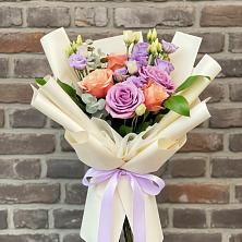 Букет цветов из:  Лизиантусы и Розы в Коломыцево