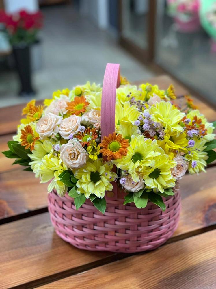 Цветочная композиция из Хризантемы и Розы в корзине в Коломыцево